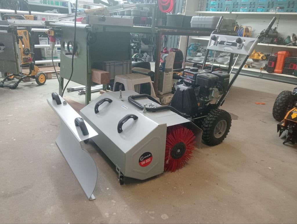 Veegmachine met sneeuwschuiver en opvangbak - Nieuwstaat, Ophalen of Verzenden, Zo goed als nieuw, LUMAG