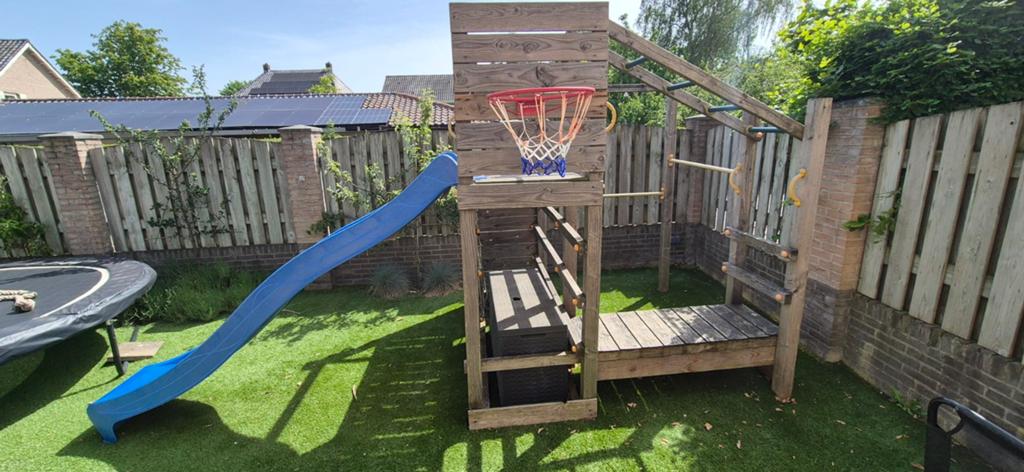 Speelhuisje met glijbaan, klimwand,monkey bar,crossfit, Kinderen en Baby's, Speelgoed | Buiten | Speeltoestellen, Ophalen, Glijbaan