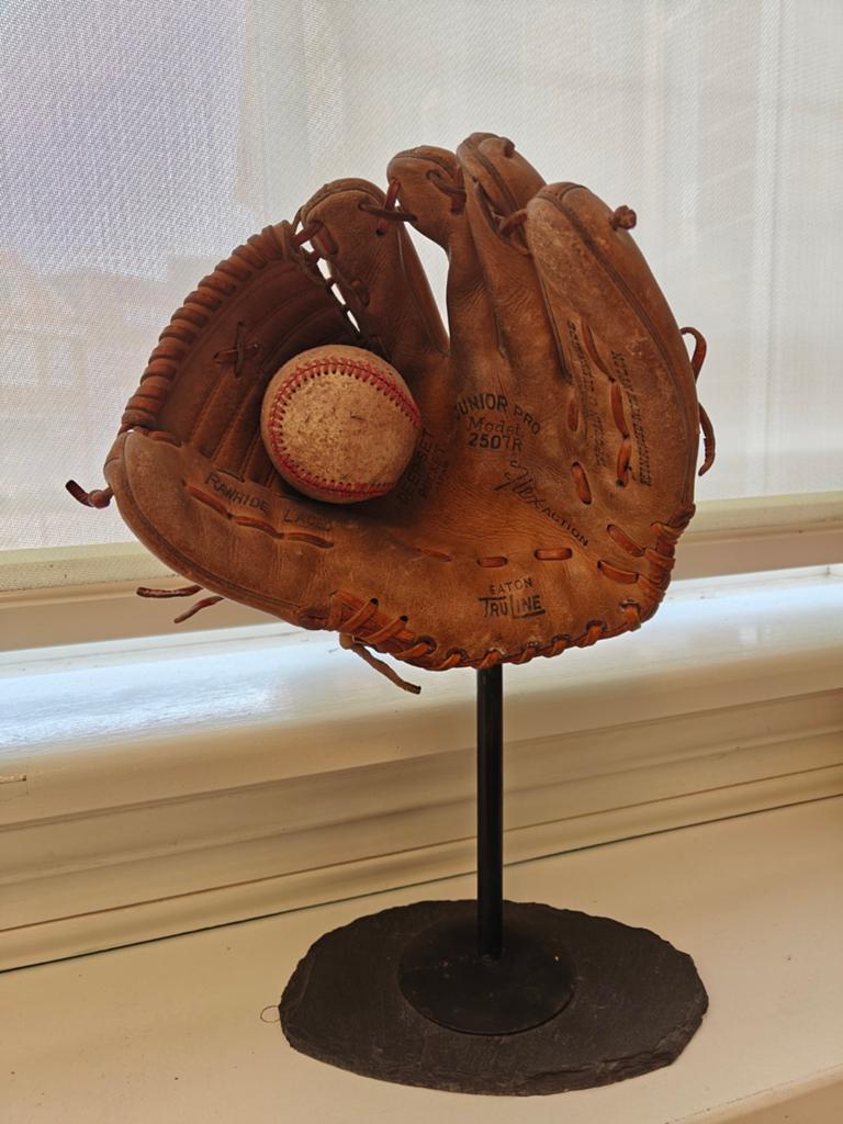 Vintage geüpcyclede honkbal handschoen met bal op standaard, Ophalen of Verzenden