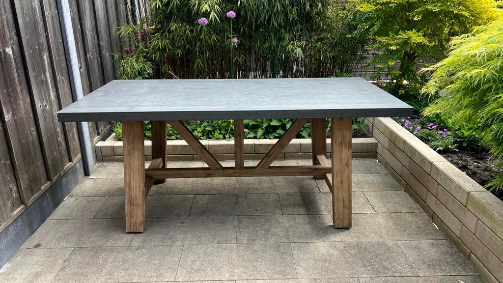 Robuuste tuintafel met betonnen blad en houten onderstel, Ophalen, Gebruikt, Hout