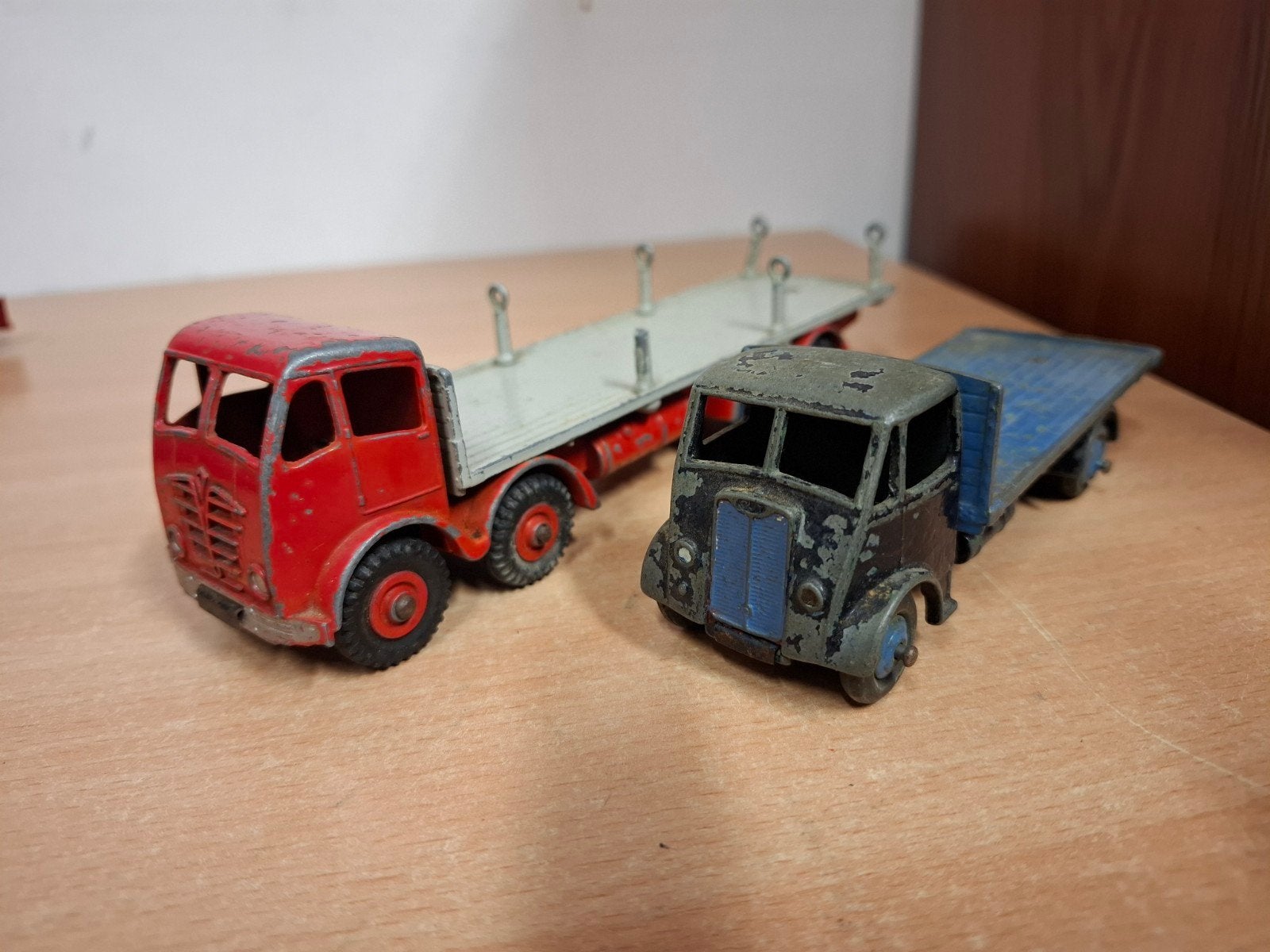 2 oude Dinky toys trucks, Ophalen of Verzenden, Gebruikt, Auto, Dinky Toys