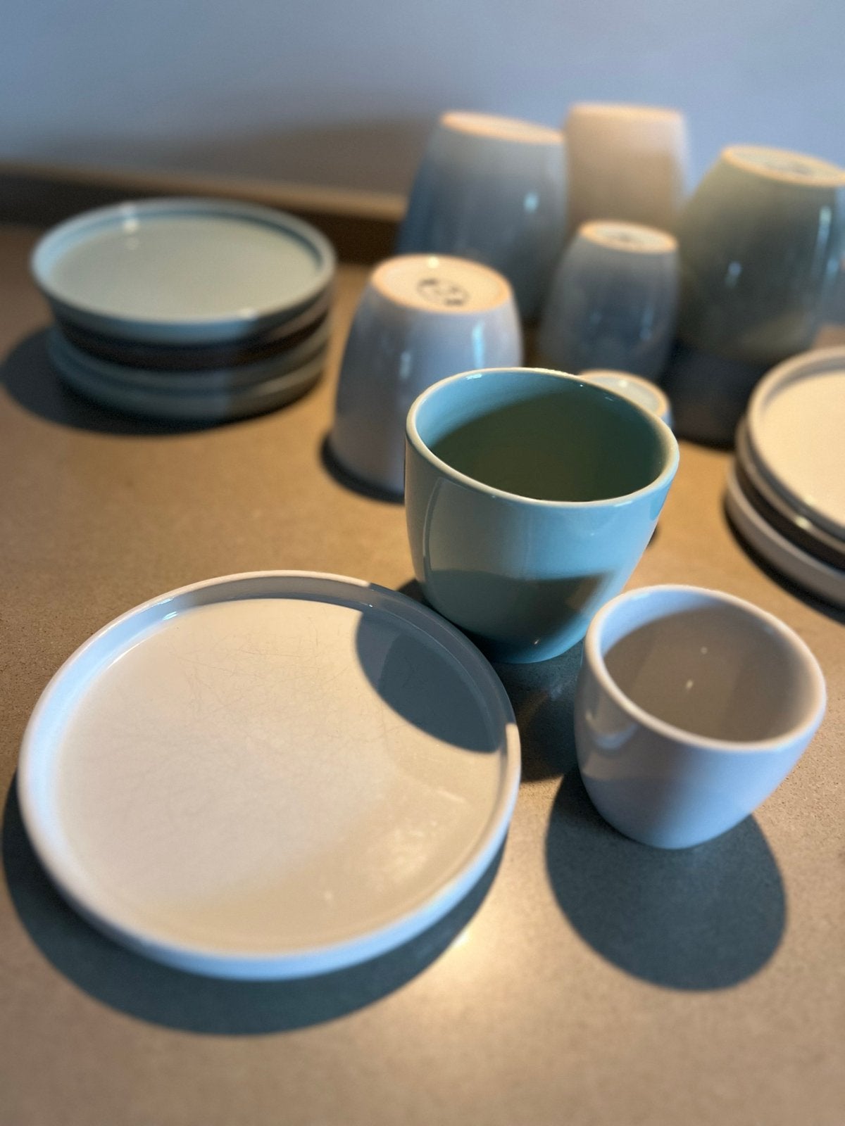 Søstrene Grene: kopjes en gebaksbordjes in pastelkleuren, Ophalen, Gebruikt, Keramiek, Modern