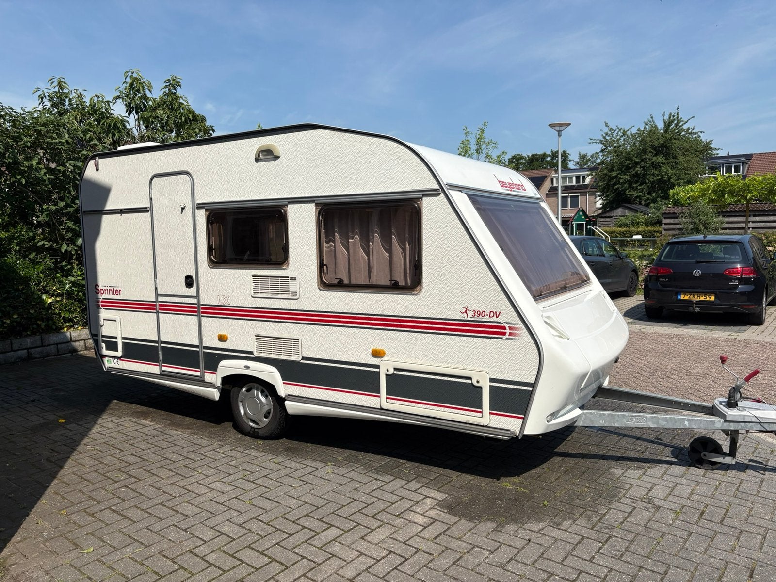 Beyerland Sprinter 390 LX DV, Caravans en Kamperen, Caravans, Particulier, tot en met 4, 750 - 1000 kg, Treinzit, Beyerland, Vast bed