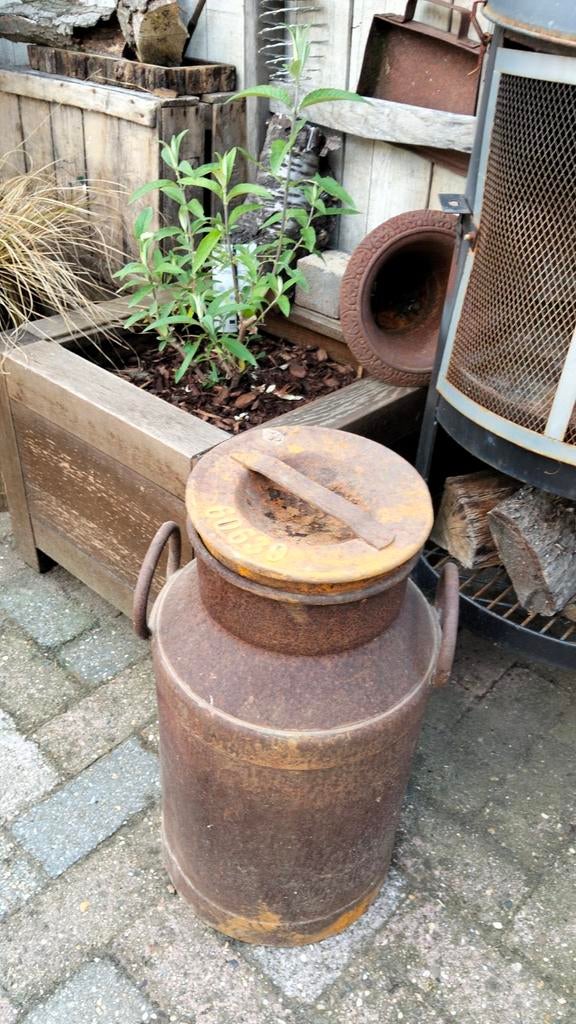Brocante metalen oude melkbus, Ophalen