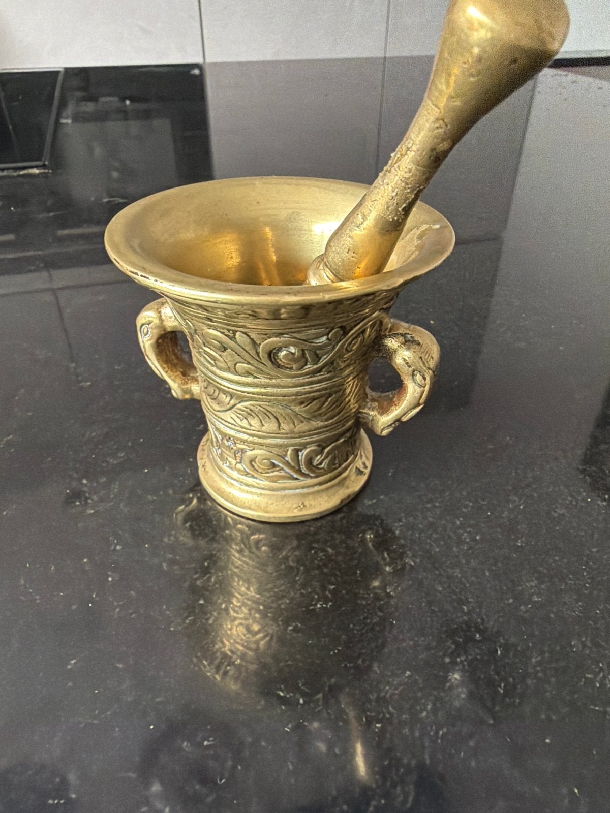 Antieke vijzel met stamper van messing, Ophalen of Verzenden, Koper