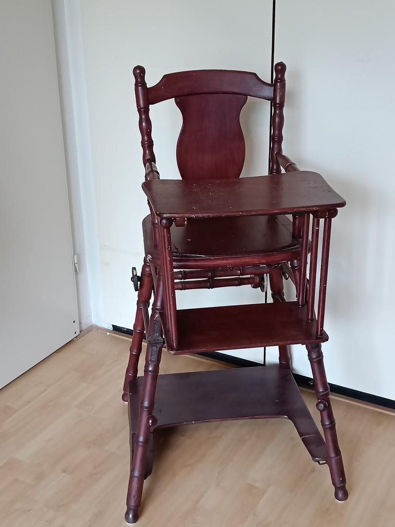 Antieke houten kinderstoel / tafelstoel, omklapbaar, Ophalen of Verzenden, Gebruikt, Overige typen, Afneembaar eetblad