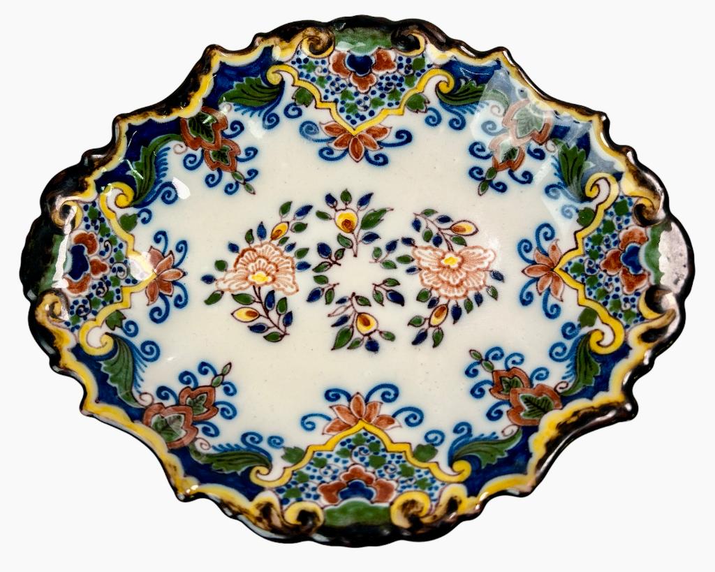 Makkum Tichelaar polychrome schaal met bloemmotieven, Ophalen of Verzenden