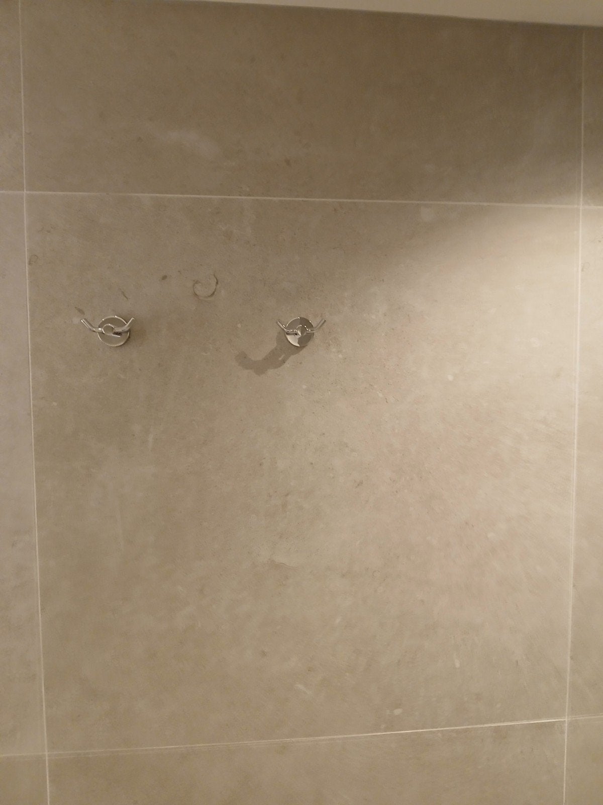 Moderne grote tegels 100cmx100cm - kleur Taupe, Huis en Inrichting, Badkamer | Badtextiel en Accessoires, Nieuw, Handdoek, Ophalen of Verzenden