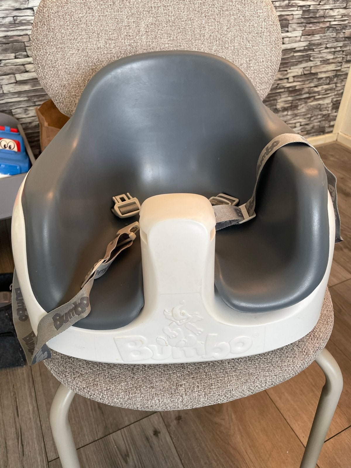 Bumbo babystoel met gordel - Grijs/Wit, Ophalen, Gebruikt, Overige typen, Gordel(s)