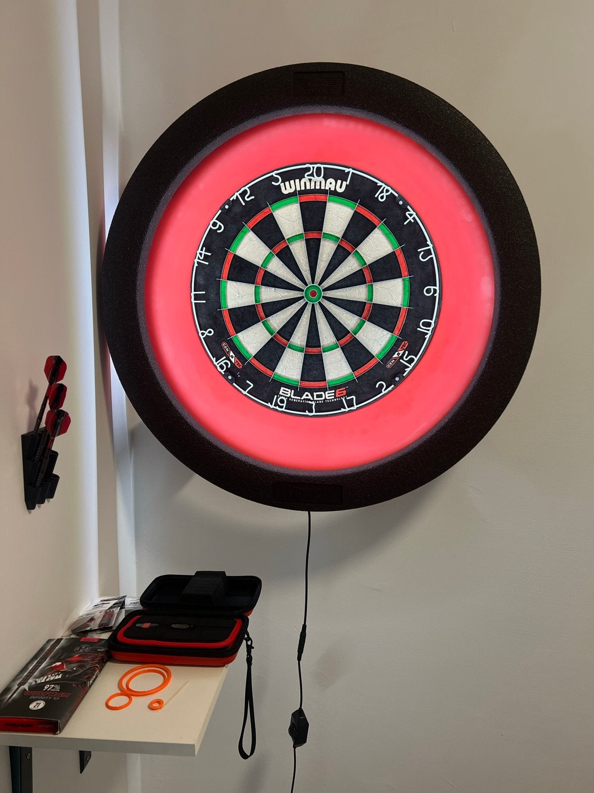 Complete dartset: Winmau Blade 6, verlichting, mat, pijlen, Ophalen, Zo goed als nieuw, Dartbord met pijlen