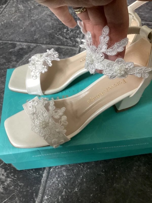 Bruidsschoenen met kant, Wit, Zo goed als nieuw, Sandalen of Muiltjes, Ophalen of Verzenden