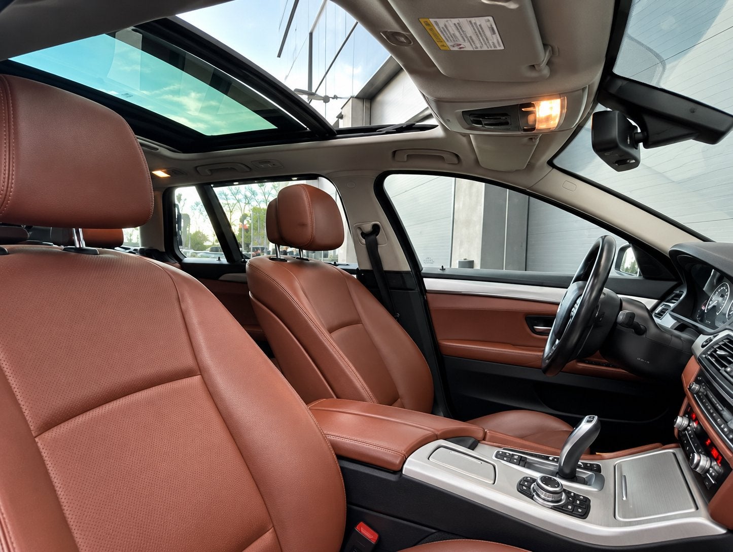 Grijze Luxe BMW 5-Serie 528i Touring/Panorama/Leder/Navi!, Automaat, Dealer onderhouden, Achterwielaandrijving, 2000 kg