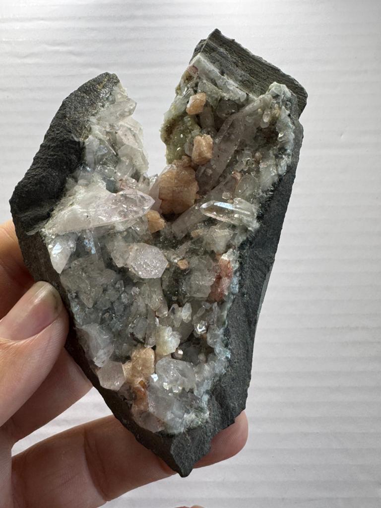 Geode met kwarts calciet en prehniet - Goboboseb, Namibië, Ophalen of Verzenden, Mineraal