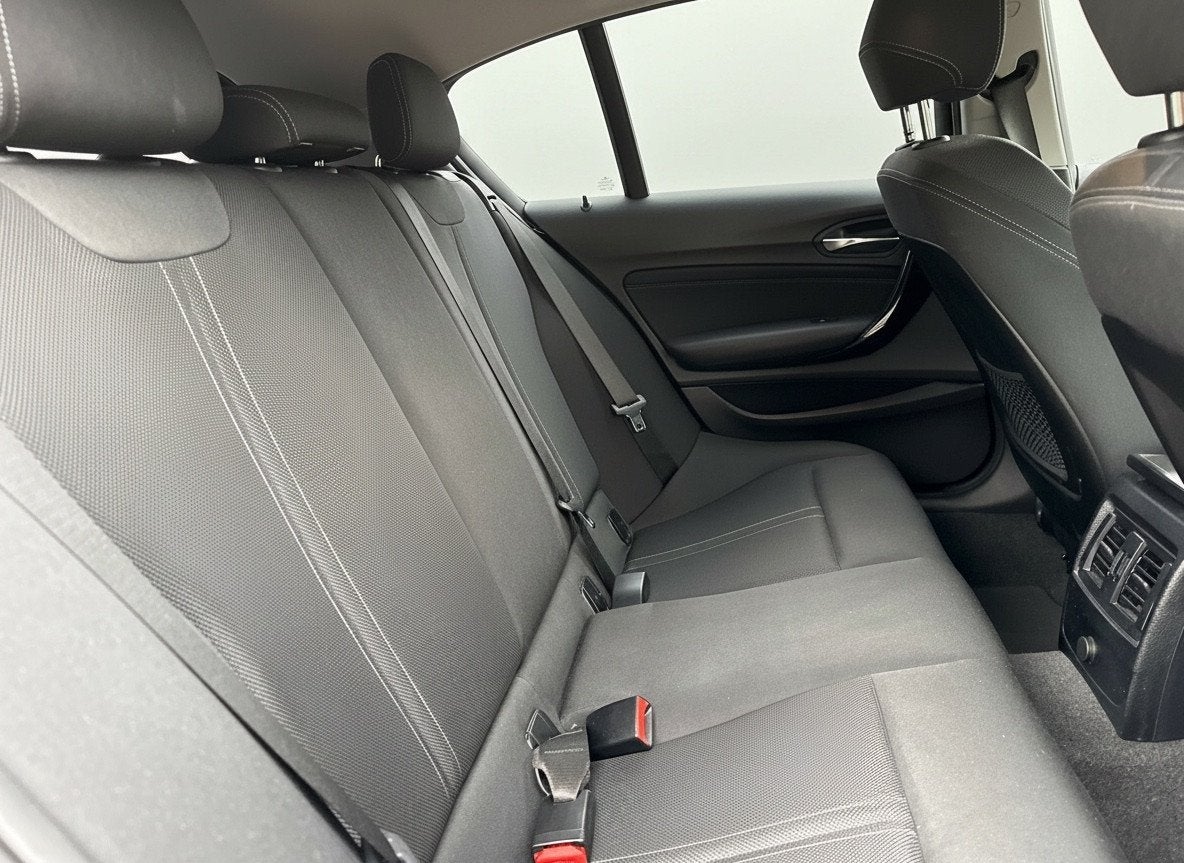 BMW 1-serie 118i Sport Line Aut., Clima | Navi | 18inch, Auto's, BMW, Dealer onderhouden, Gebruikt, Zwart, Origineel Nederlands