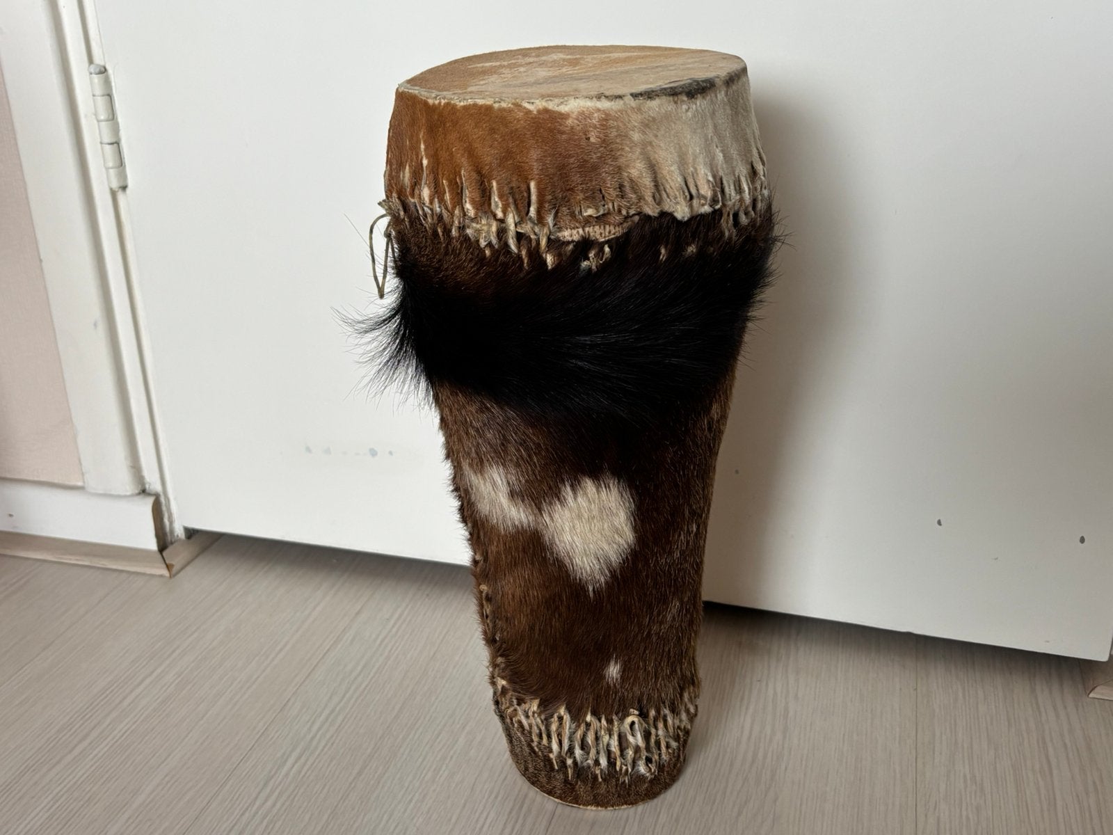 Prachtige Afrikaanse trommel 40 cm hoog, Muziek en Instrumenten, Ophalen of Verzenden, Zo goed als nieuw, Trommel