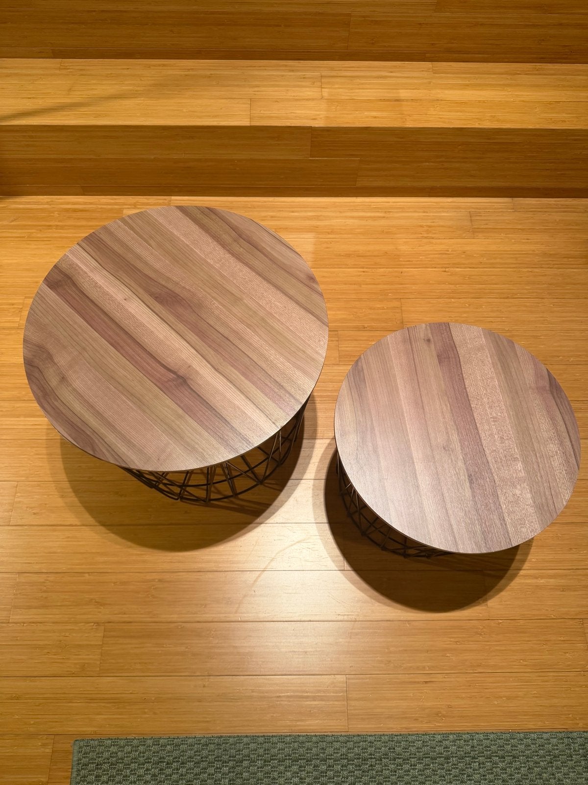 Foto 4 van Set van 2 bijzettafels met houten blad en metalen onderstel