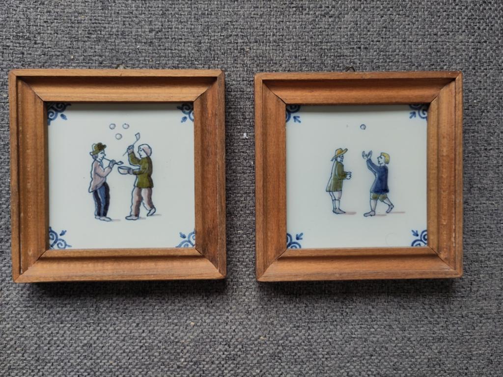 Twee ingelijste Makkum tegels met Hollandse taferelen, Antiek en Kunst, Ophalen of Verzenden