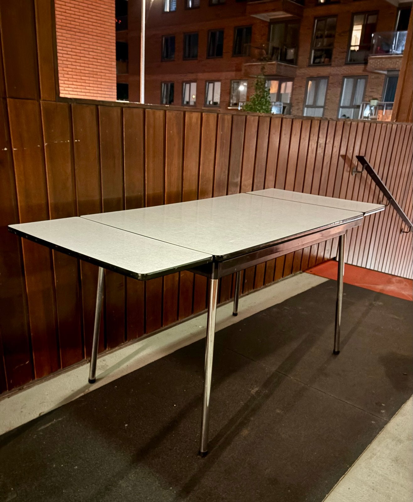 Vintage jaren '60 keukentafel met uitschuifbaar blad, Huis en Inrichting, Ophalen, Kunststof, 50 tot 100 cm, 150 tot 200 cm