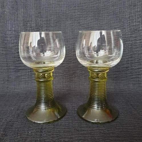 Vintage wijn glas klein met olijf groen, set 2 glazen, Verzamelen, Glas en Borrelglaasjes, Ophalen of Verzenden, Gebruikt, Borrel- of Shotglas