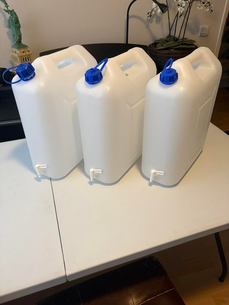 3 x jerrycan 20 liter gebruikt voor aquarium, Ophalen, Gebruikt