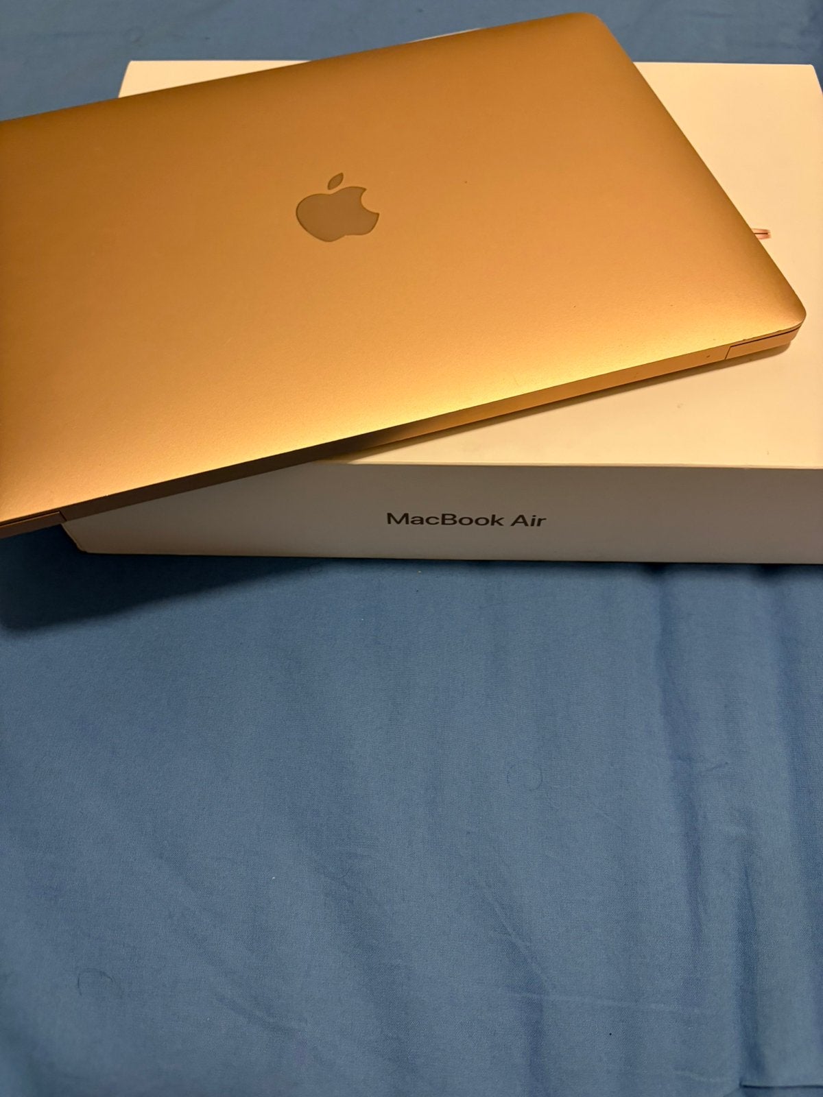 Macbook air 2019 rose gold broken screen for parts., Qwerty, 8 GB, 13 inch, Minder dan 2 Ghz