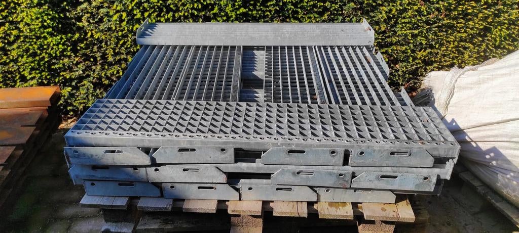 Metalen traptreden / roostertreden - 22stuks, Doe-het-zelf en Verbouw, Ladders en Trappen, Gebruikt, Trap, Minder dan 2 meter