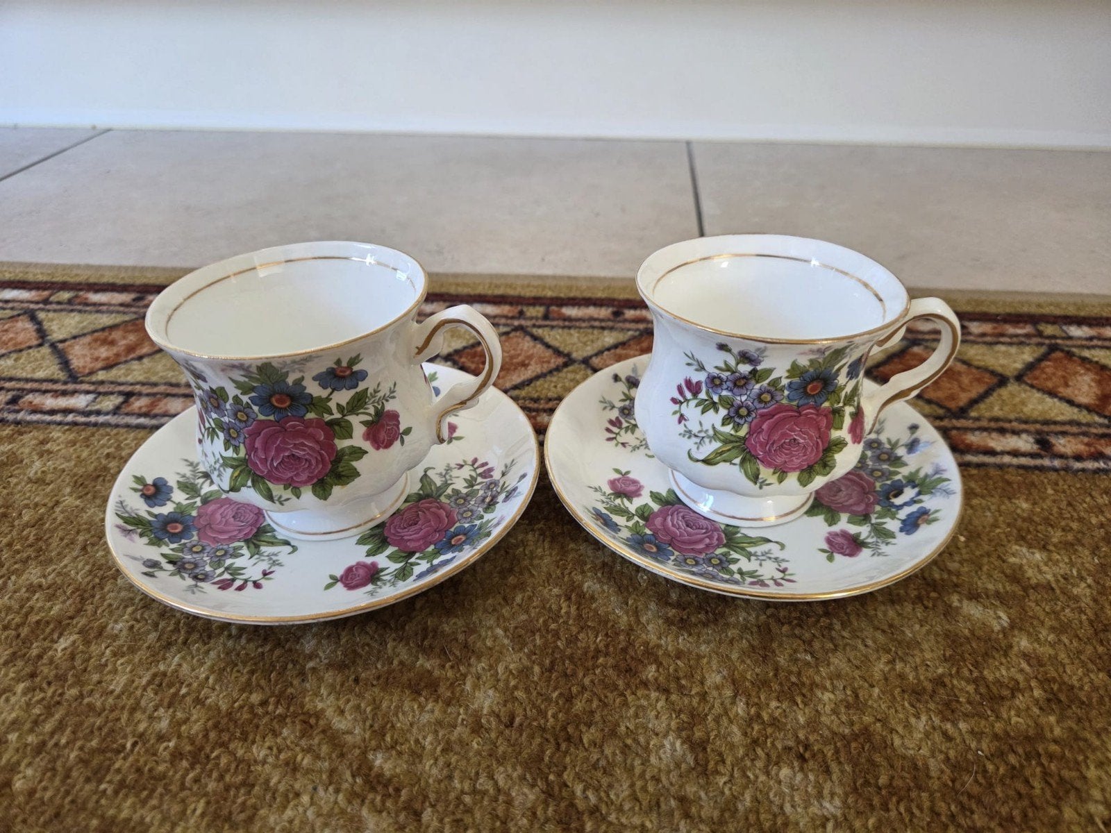 2 Vintage Porseleinen Kopjes en Schotels met Bloemmot, Ophalen