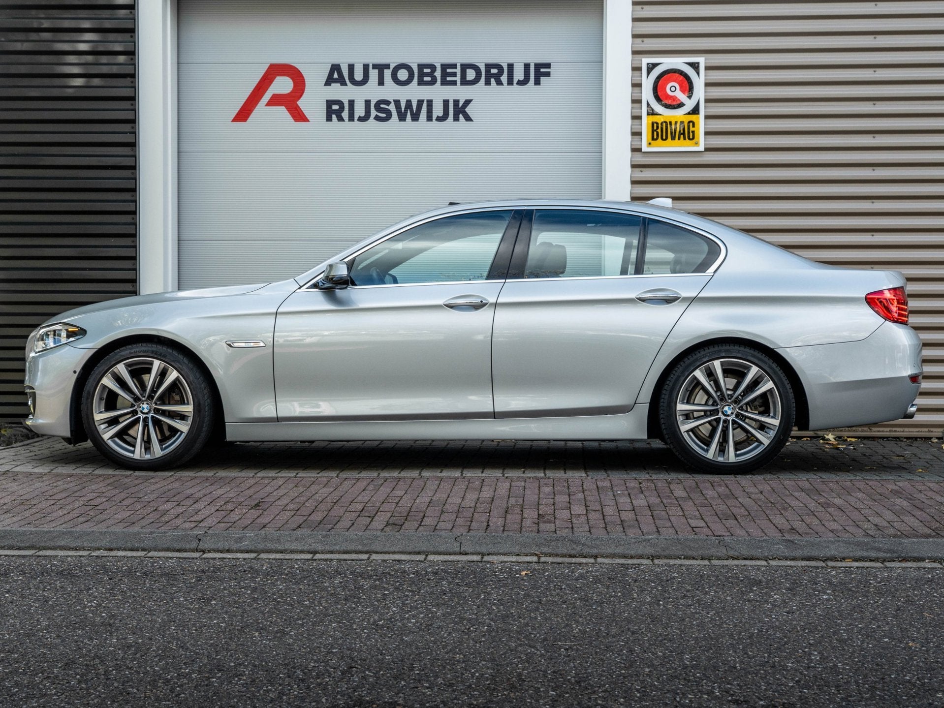 BMW 5-serie 528i High Executive H&K/Dak/HuD/Camera, Auto's, Automaat, Gebruikt, Euro 6, 4 cilinders