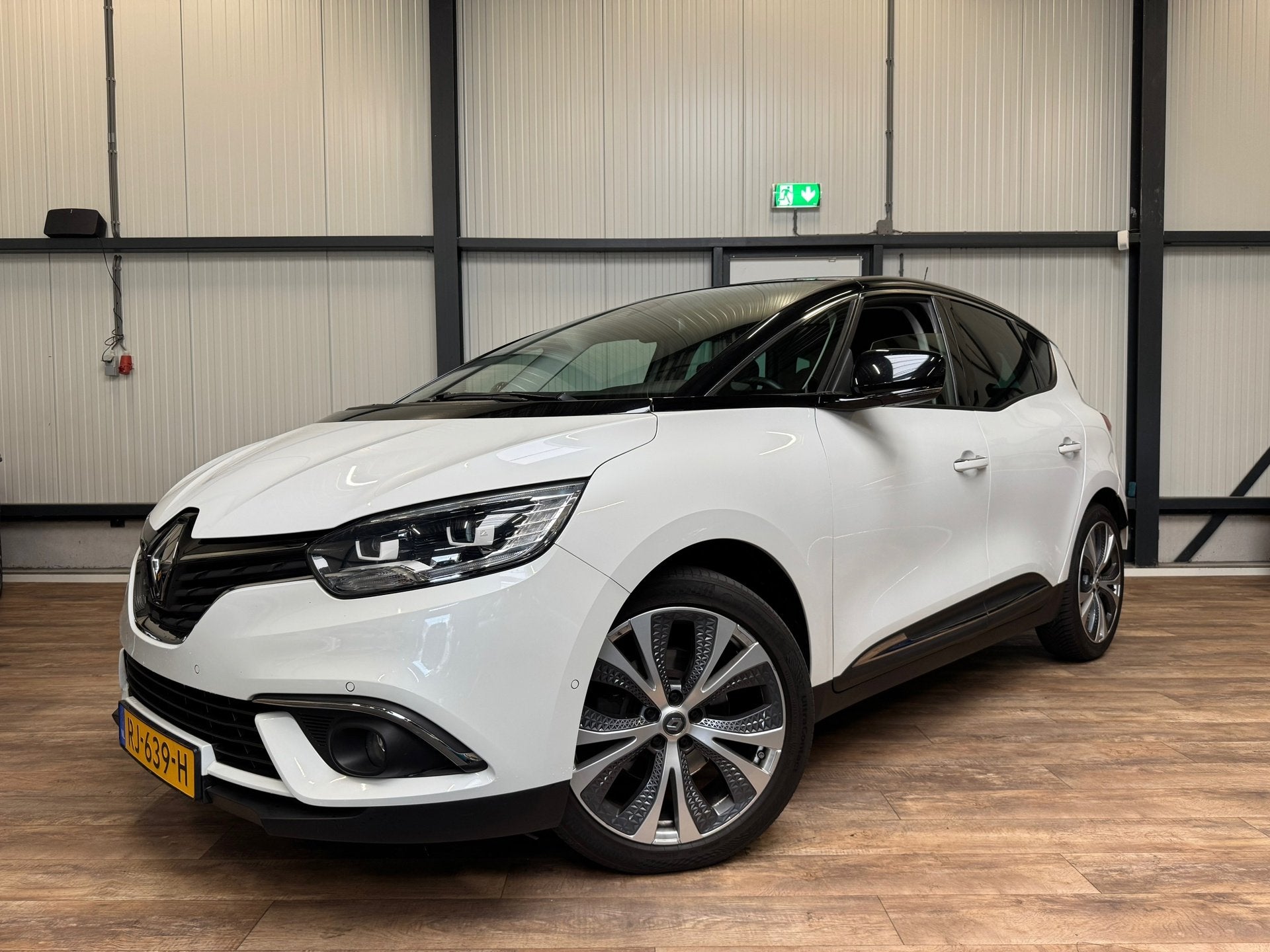 Renault Scénic 1.2 TCe Collection / NAVI / CAMERA / CRUISE, Auto's, Voorwielaandrijving, Gebruikt, 4 cilinders, 1850 kg