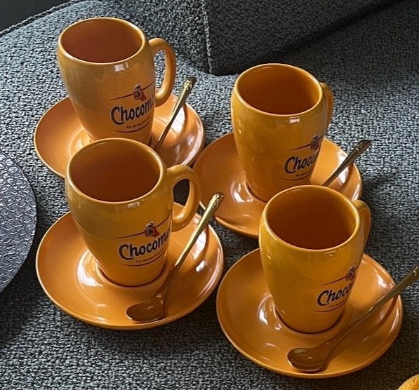 4 nieuwe Chocomel mokken met schotels en lepels, Overige merken, Verzenden, Nieuw, Mok