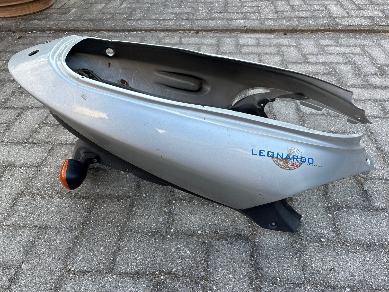 Aprilia Leonardo zijkappen met achterlicht en knipperlichten, Fietsen en Brommers, Ophalen of Verzenden, Gebruikt, Kap, Aprilia