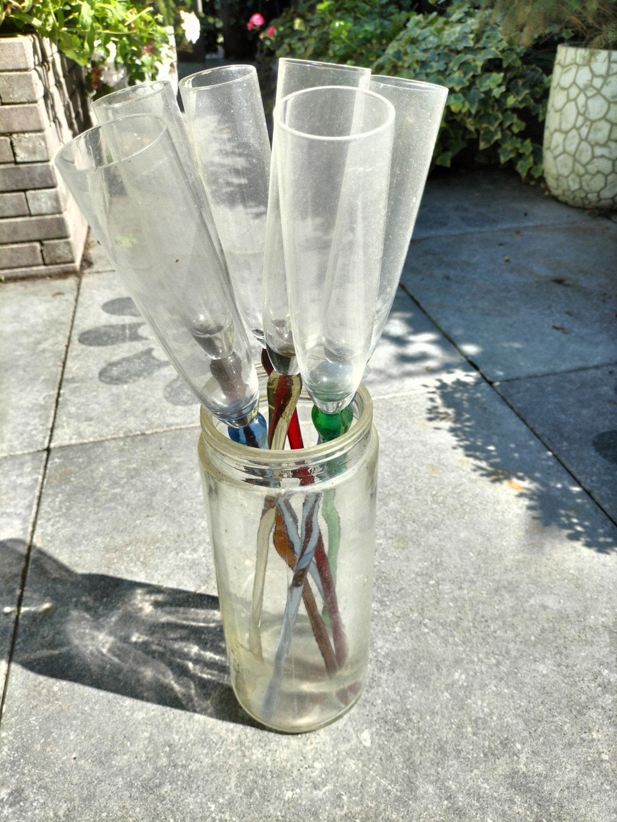 Glazen vaas met decoratieve champagne flutes, Antiek en Kunst, Ophalen