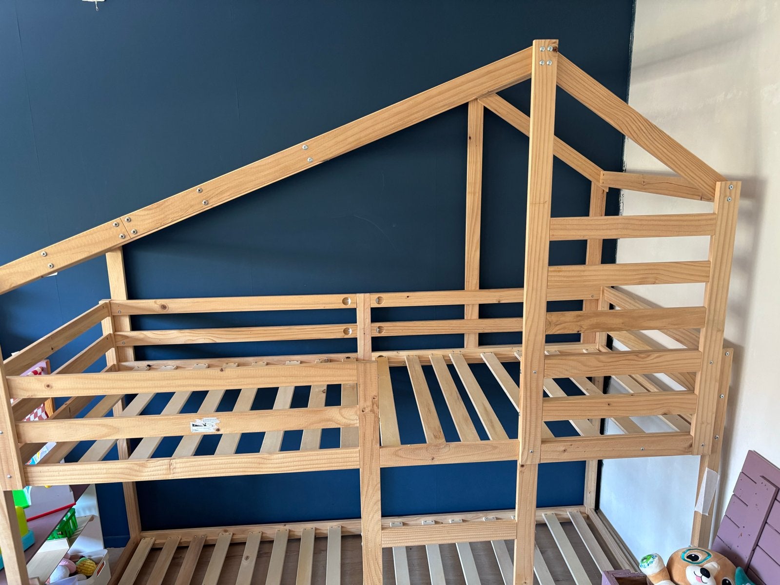 Massief grenenhouten stapelbed met huisframe, Huis en Inrichting, Slaapkamer | Stapelbedden en Hoogslapers, Ophalen, Gebruikt