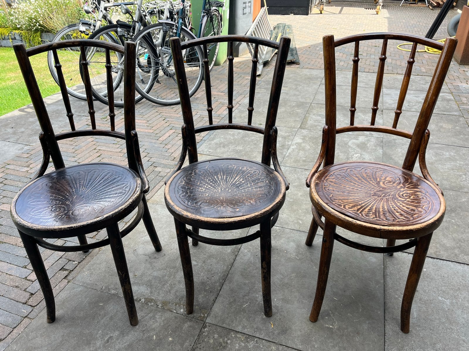 Set van 3 oude cafe stoeltjes (thonet)  met geperst motief, Ophalen