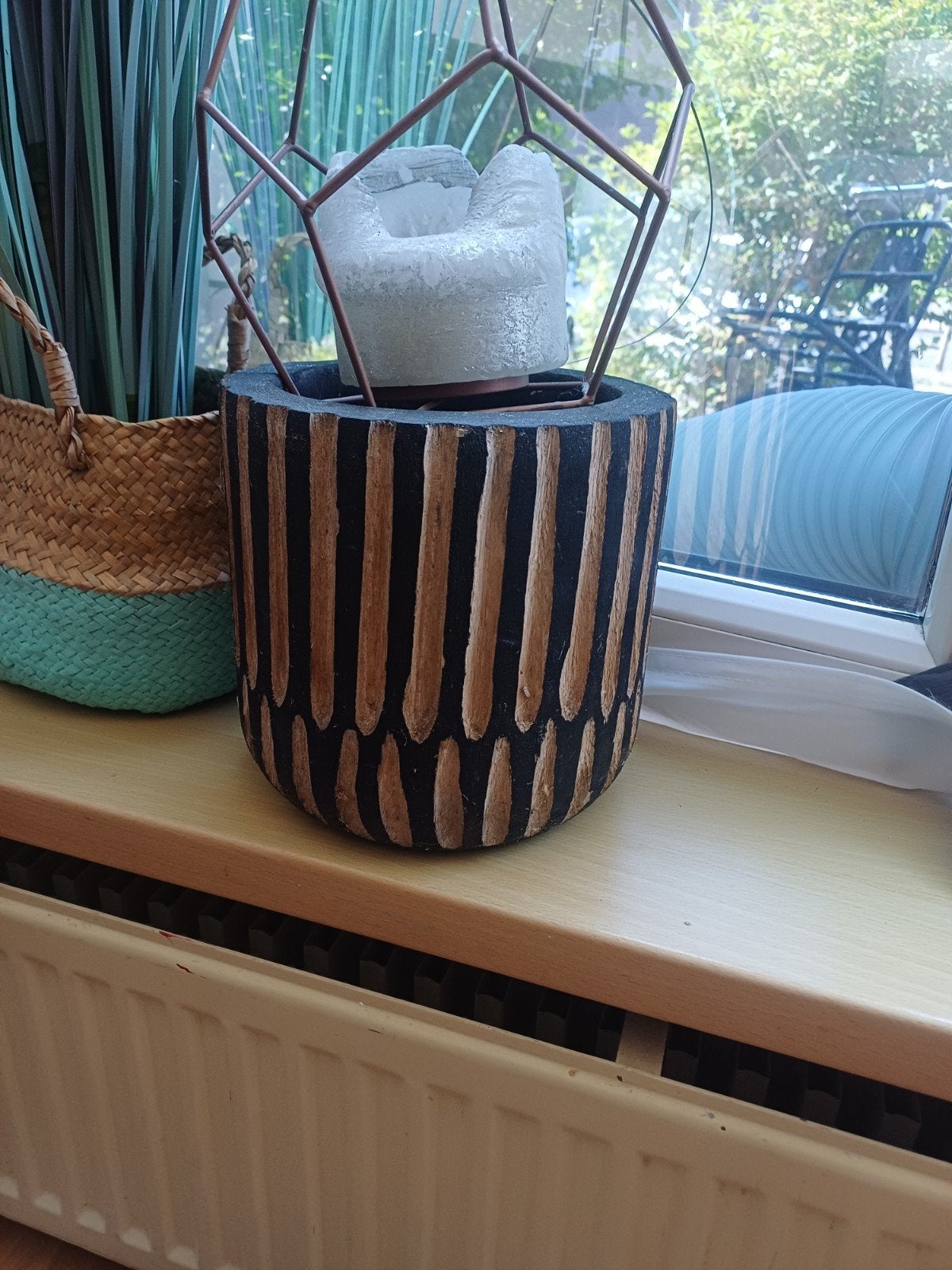 Decoratieve zwarte pot met houten strepen, Huis en Inrichting, Hout, Zwart, Ophalen of Verzenden, Zo goed als nieuw