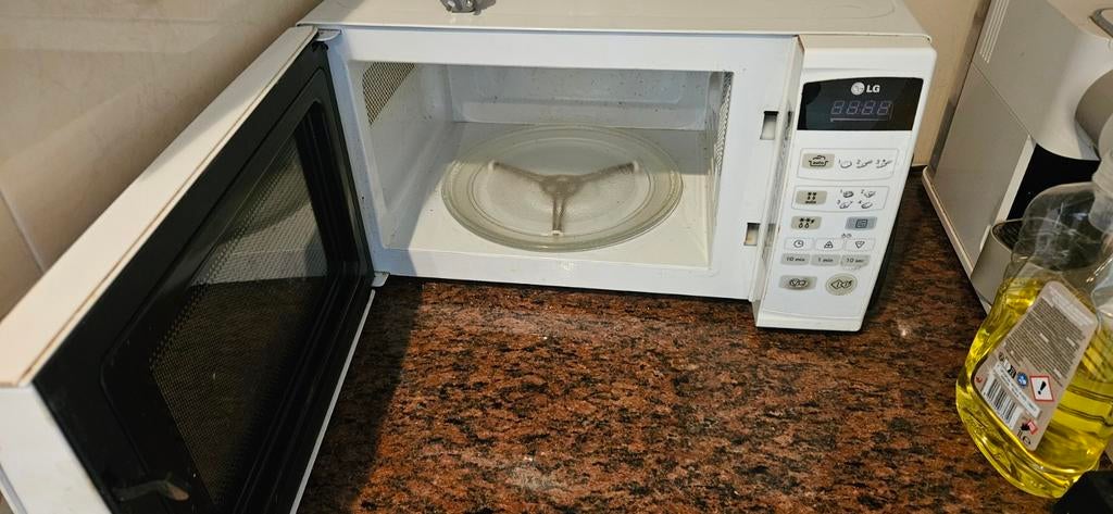 LG Magnetron - Wit, Gebruikt maar functioneel, Ophalen, Gebruikt, Magnetron, Draaiplateau