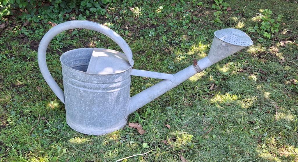Antieke waterdichte zinken gieter 8 liter met sproeikop, Ophalen of Verzenden