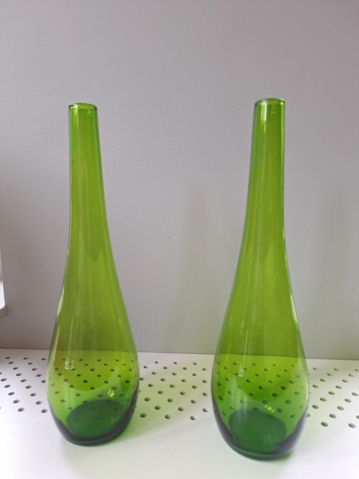 2 groene vazen, Huis en Inrichting, Ophalen, Zo goed als nieuw, Glas, 41 cm
