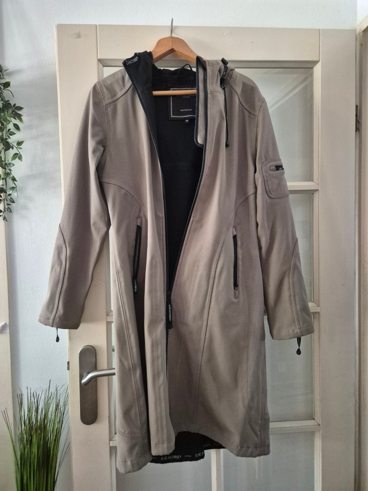 Ilse Jacobsen lange jas maat 38, zgan, kleur taupe, Maat 38/40 (M), Ophalen of Verzenden, Grijs, Ilse Jacobsen