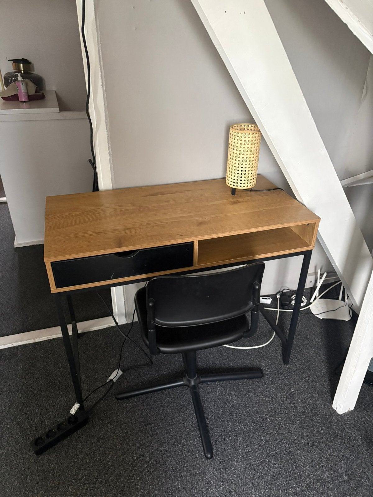 Foto 2 van Bureau van Jysk met stoel van Ikea