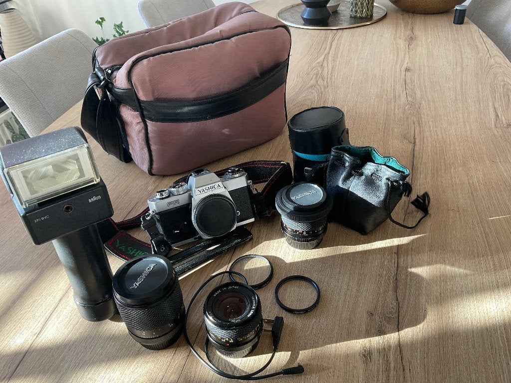 Yashica FR spiegelreflexcamera met accessoires, Ophalen, Gebruikt, Spiegelreflex, Overige Merken