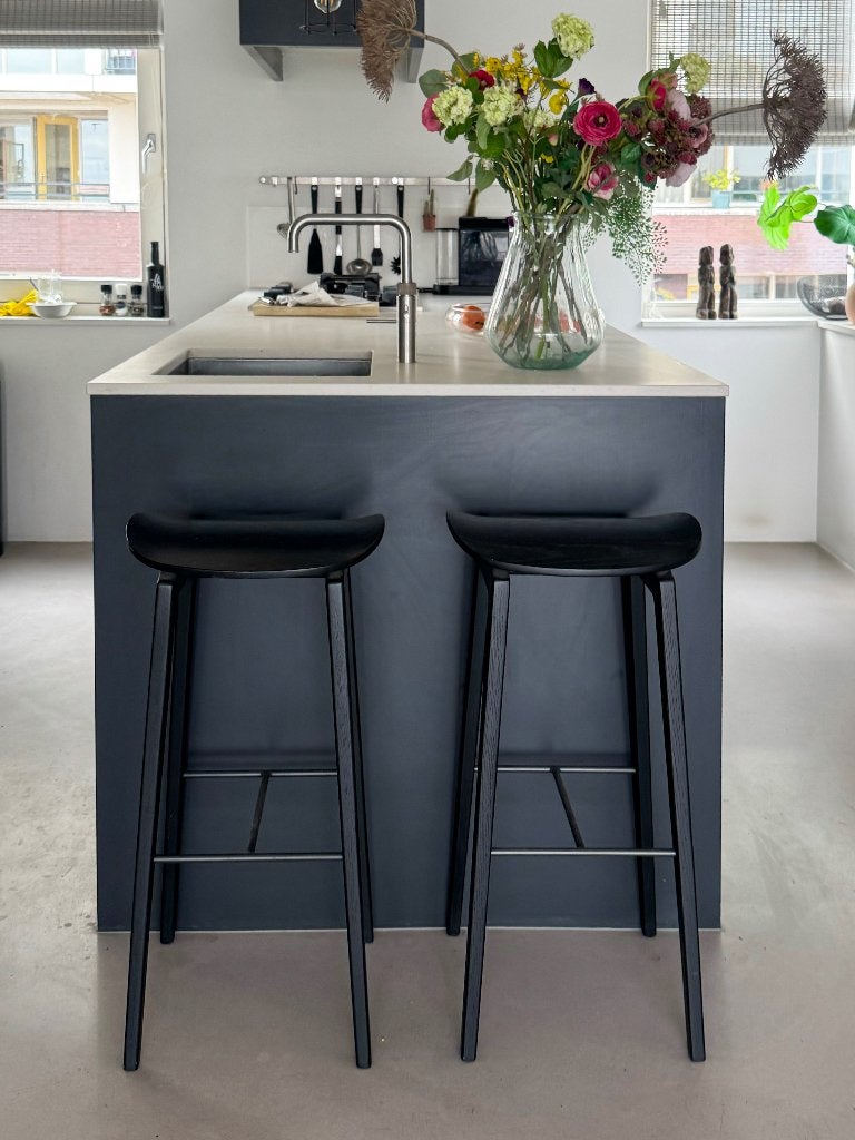 2x NORR11 NY11 barkrukken – Black Oak – zeer weinig gebruikt, Huis en Inrichting, Ophalen, 60 tot 90 cm, Zo goed als nieuw, Hout