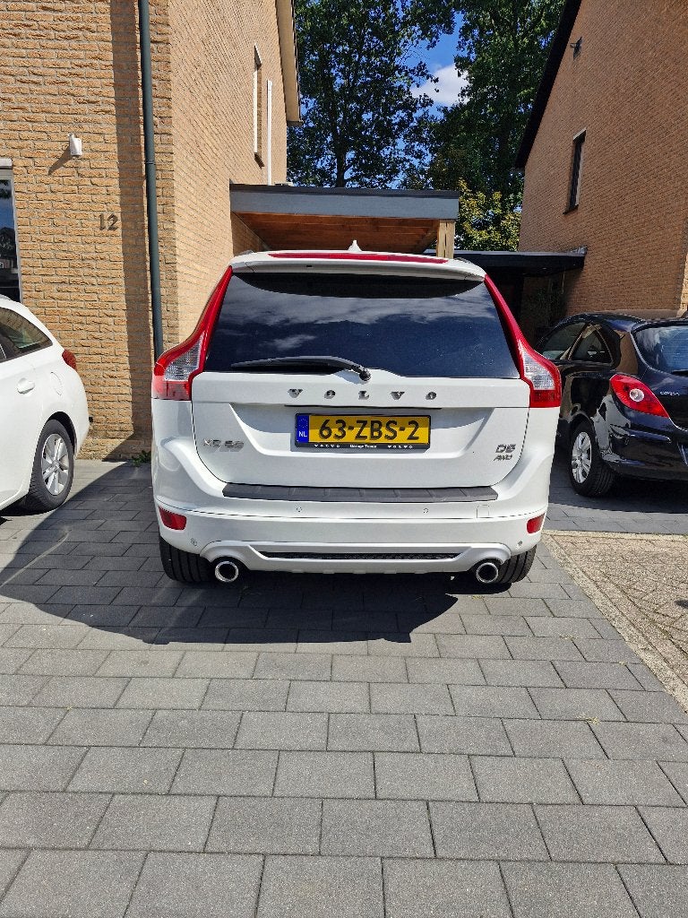 Volvo XC60 2.4 D5 R-Design Automaat | 2012 | 3e eigenaar, Auto's, Automaat, Dealer onderhouden, 15 km/l, Zwart