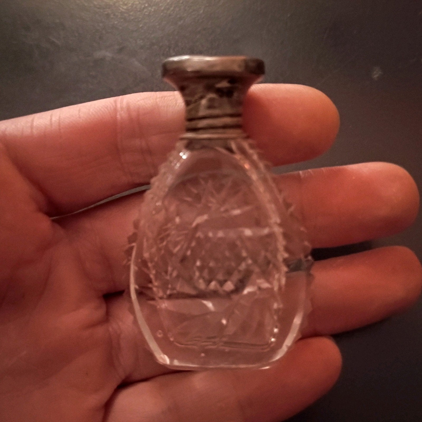 Antiek kristallen parfumflesje - zilveren dop, Ophalen of Verzenden