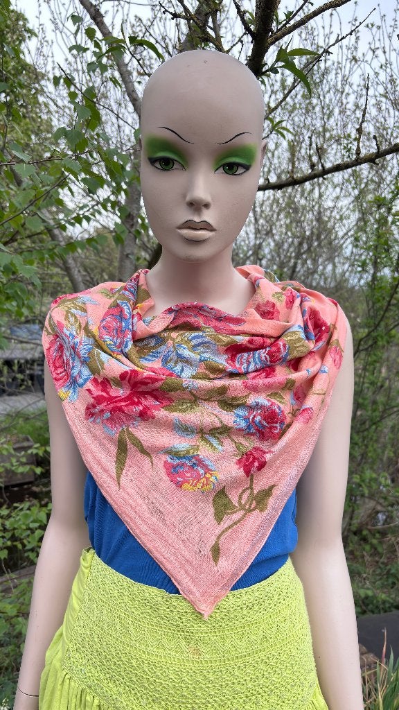 (17) Sjaal - vintage - roze met bloemen - 88 cm bij 91 cm, Kleding | Dames, Mutsen, Sjaals en Handschoenen, Ophalen of Verzenden