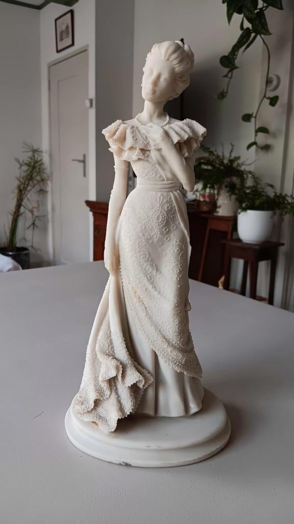 Beeld D.Belcari mooie dame, uit Italië., Ophalen of Verzenden, 20 - 50 cm, Beeld, Op sokkel