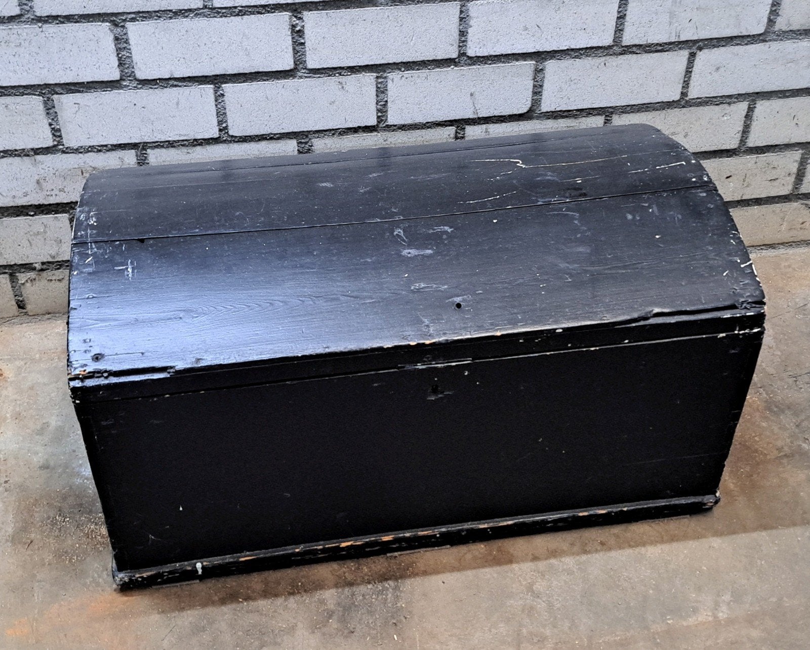 Vintage Zwarte houten kist met gebogen deksel - opberg kist, Ophalen, Minder dan 50 cm, Gebruikt, 50 tot 100 cm
