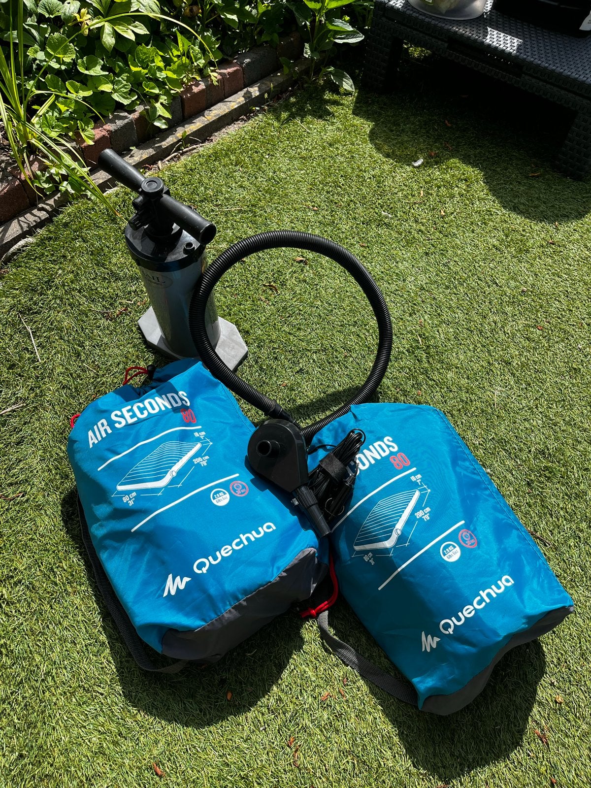 2x Quechua Air Seconds 80 slaapmatten met pomp, Caravans en Kamperen, Luchtbedden, Ophalen of Verzenden, Gebruikt, 1-persoons