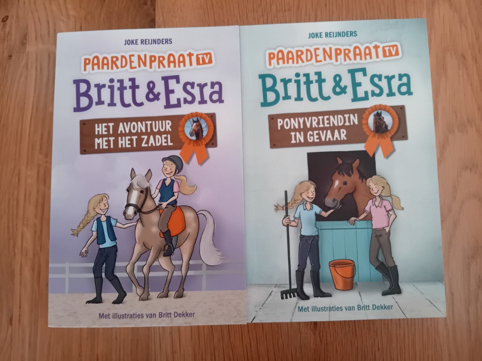 Paardenpraat TV: Britt & Esra boeken (2 stuks), Ophalen, Zo goed als nieuw, Joke Reijnders, Fictie algemeen