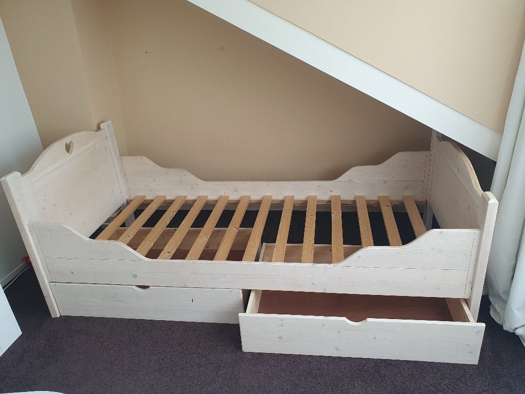 Eenpersoons houten bed 90x200, Kinderen en Baby's, Kinderkamer | Bedden, Ophalen, 85 tot 100 cm, Gebruikt, Lattenbodem